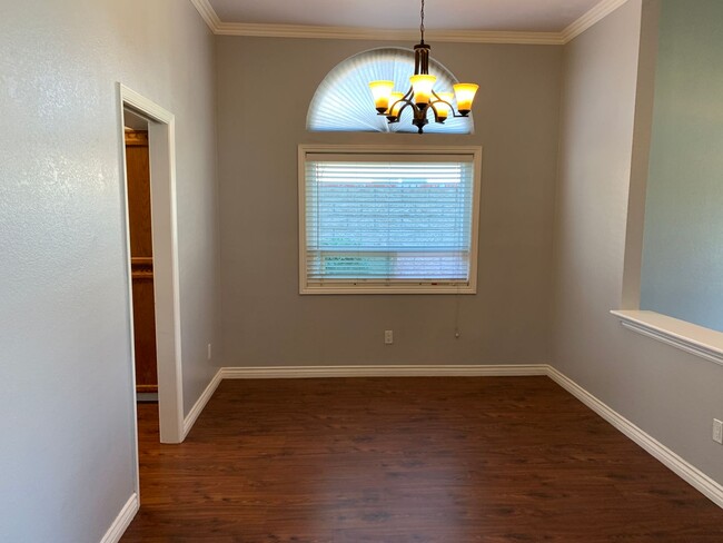 Building Photo - Beautiful 3 Bed West Bakersfield Home W/Po...