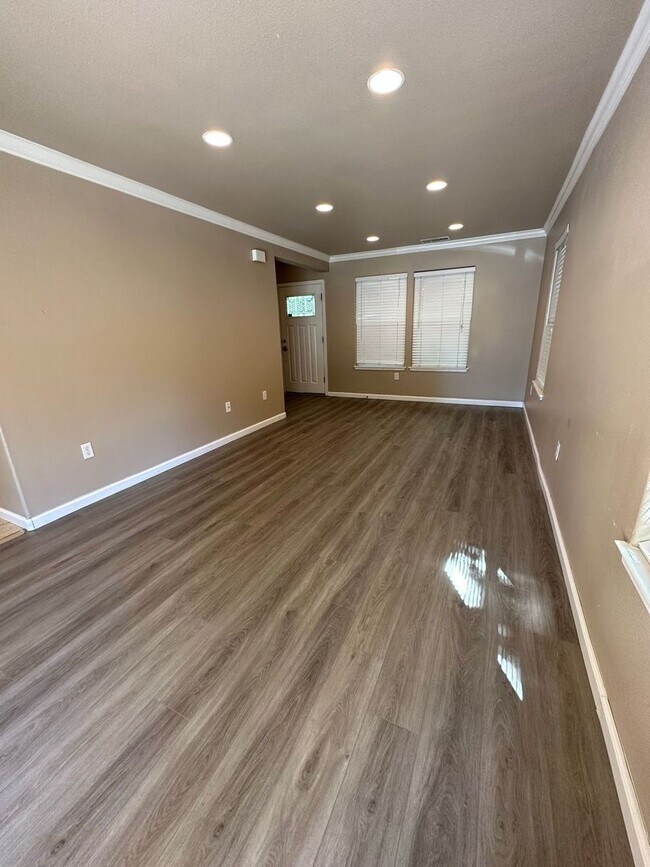 Building Photo - 1149 W 3rd St