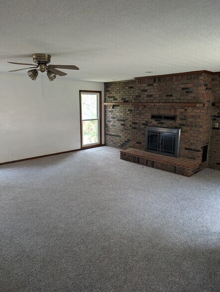 Building Photo - 430 N Persimmon Dr
