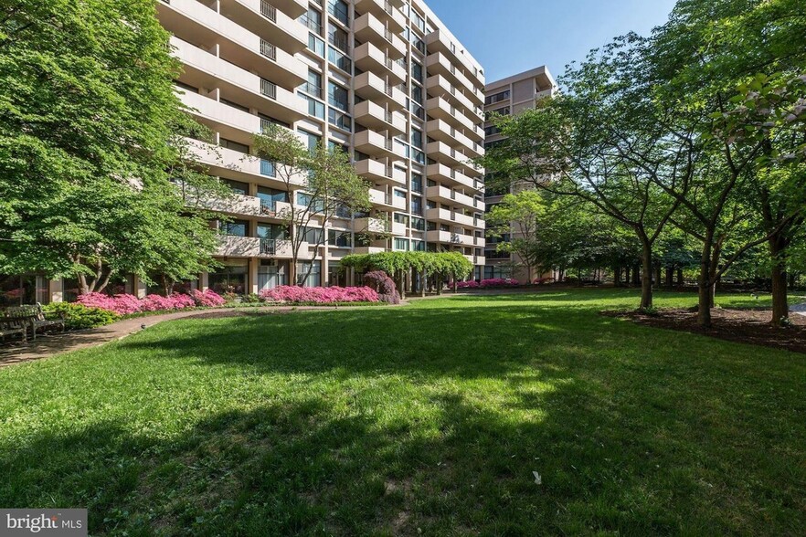 Courtyard - 4141 N Henderson Rd
