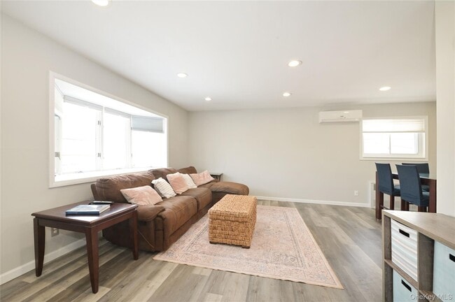 Building Photo - 3485 Riverside Dr