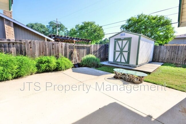 Building Photo - 6069 Kingwood Cir