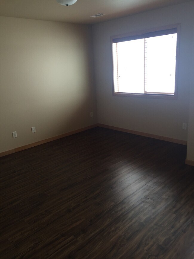 Building Photo - 3 Bedroom 2 1/2 Bathroom Townhouse