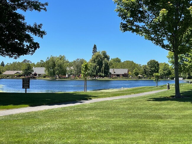 Building Photo - Beautiful Home in the Lakewood Hills Gated...