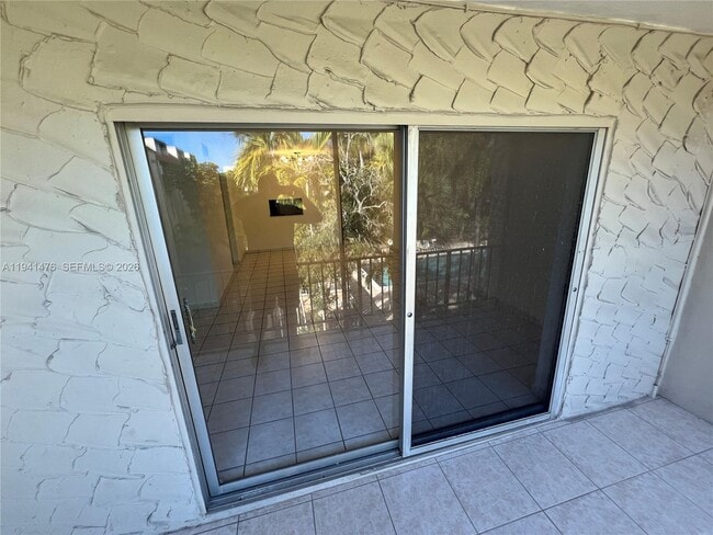 Building Photo - 6900 N Kendall Dr