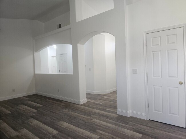 Building Photo - 4 Bedroom 2 Bath