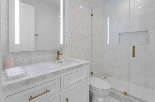 Building Photo - 2401 Bayshore Dr
