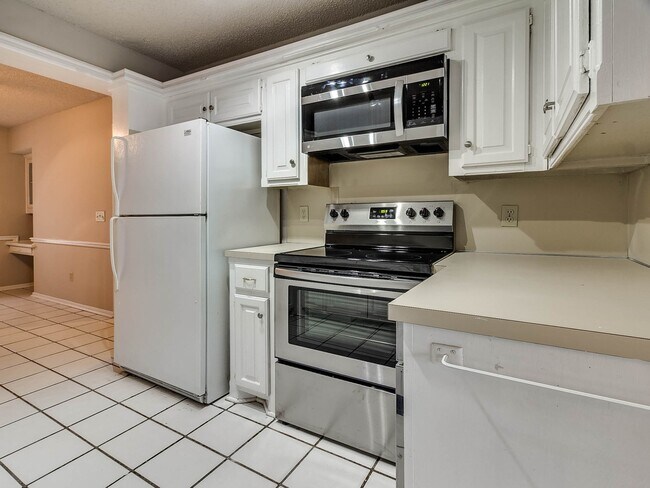 Building Photo - Large Corner Lot - 4 Bed/2.5 Bath + Study - 1 mile from PC North High School