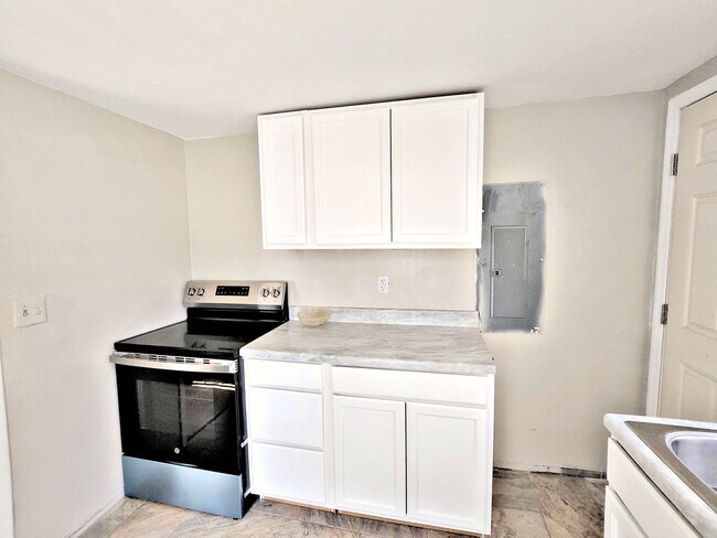 Building Photo - 614 3rd Ave SW