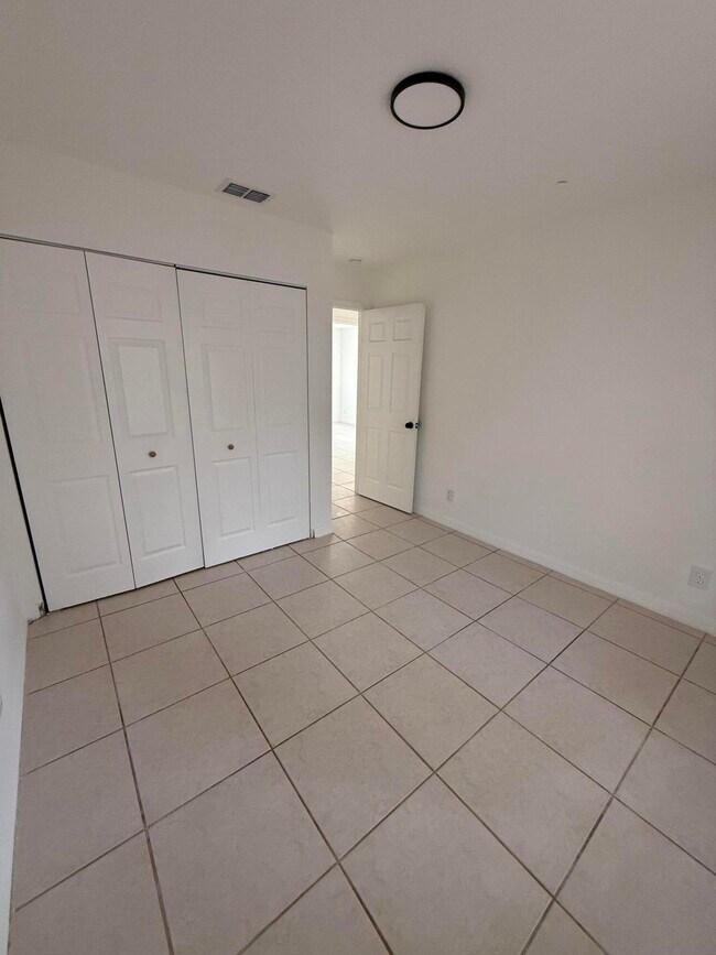 Building Photo - 1215 Hyacinth Pl
