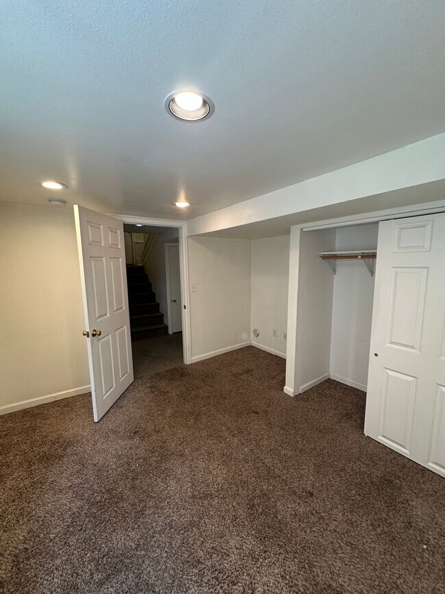 Building Photo - 5 Bedroom House Available Now