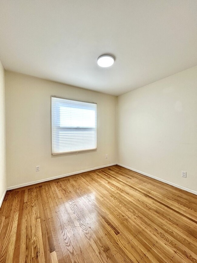 Building Photo - Beautifully Remodeled 3 Bed/1 Bath Home with Fenced Backyard Available NOW!