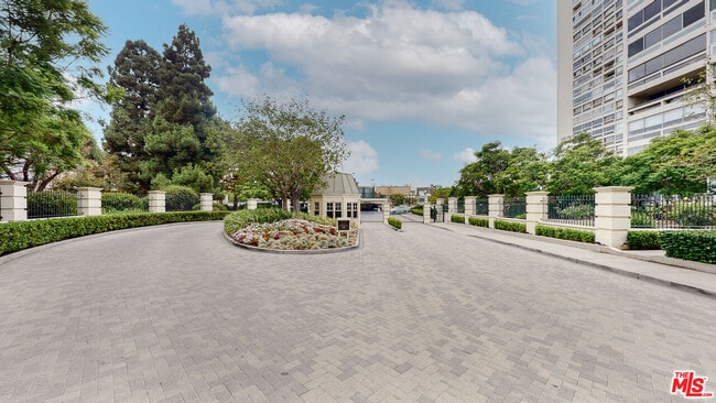 Building Photo - 2222 Ave of the Stars