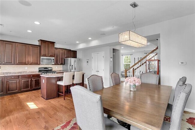 Building Photo - 356 Sunrise Dr