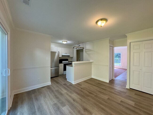 Building Photo - Charming 3Bed/1.5Bath Townhome in Rosedale
