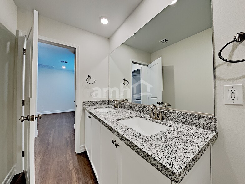 Building Photo - 6138 W Haleh Ave