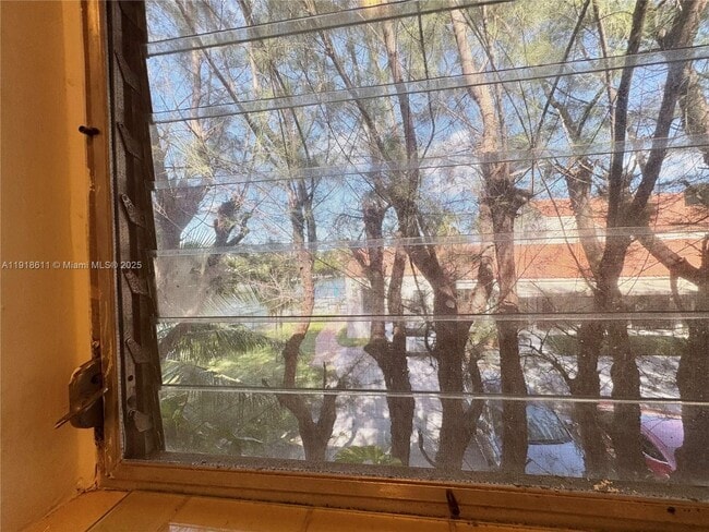 Building Photo - 4740 Pine Tree Dr