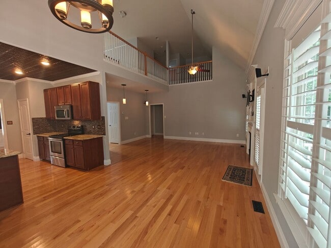 Building Photo - 4 bedroom home with a garage on cull de sa...