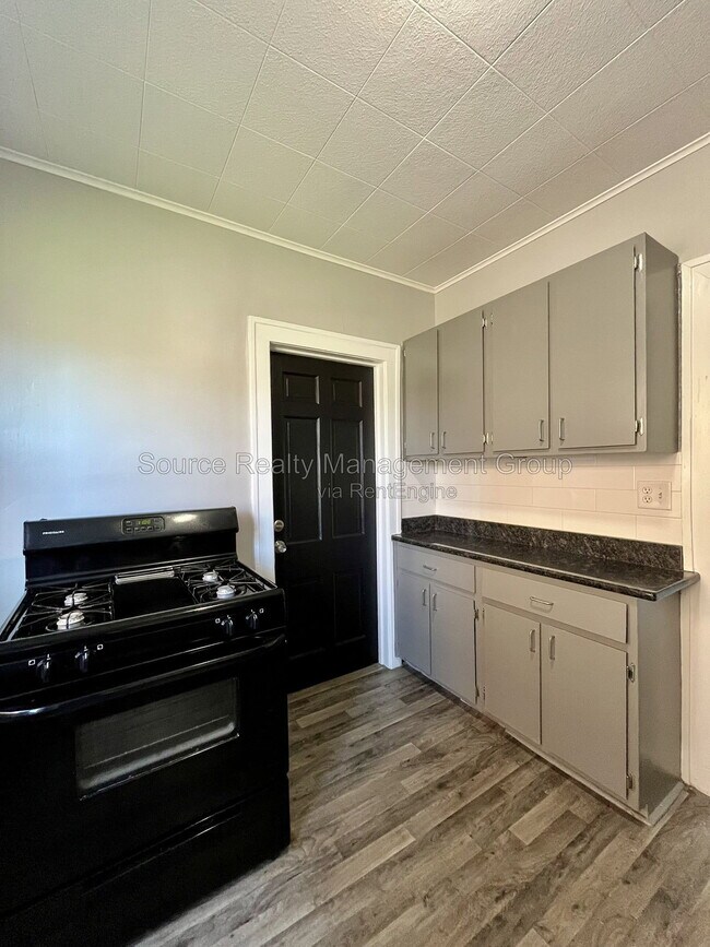 Building Photo - 170 Bondie St