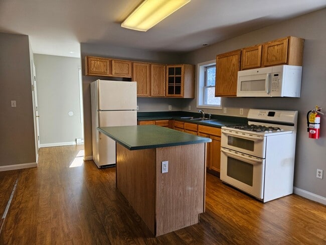 Building Photo - 2 Bedroom House Available November 10 2025