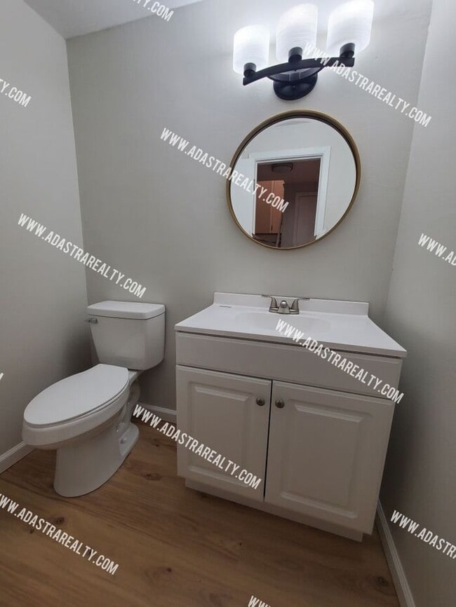 Building Photo - Absolutley Beautiful 4 Bedroom 2.5 Bath Ov...