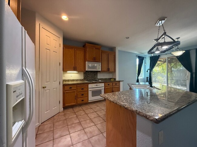 Building Photo - Single-story 3 bedroom, 2 bathroom, plus o...