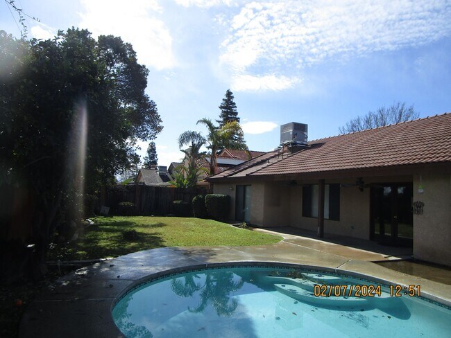 Building Photo - Southwest Bakersfield House with Pool