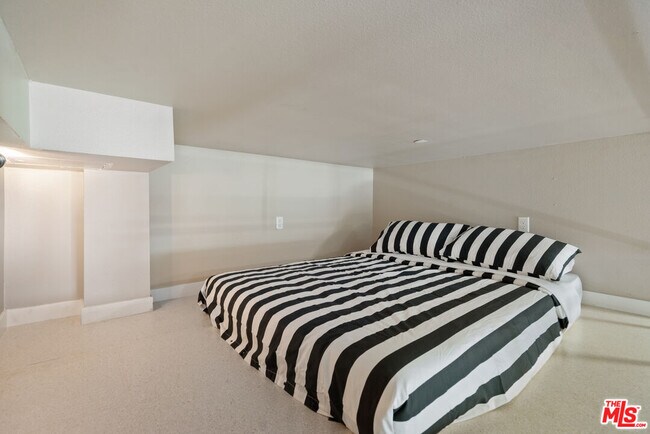 Building Photo - 630 W 28th St