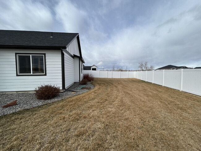 Building Photo - Luxury 4 Bed / 2 Bath Home on .84 Acres – UTILITIES INCLUDED - 3 Car Garage – RV Parking