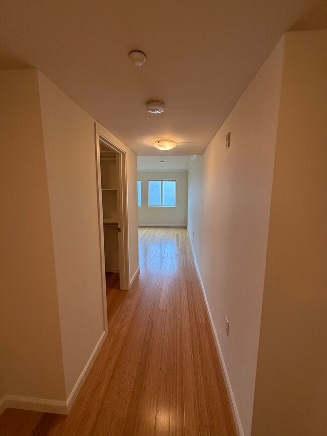 Building Photo - Beautiful Spacious 2 Bedroom/2 Bath Condo