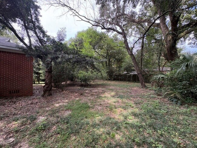 Building Photo - 701 Lilac Ave