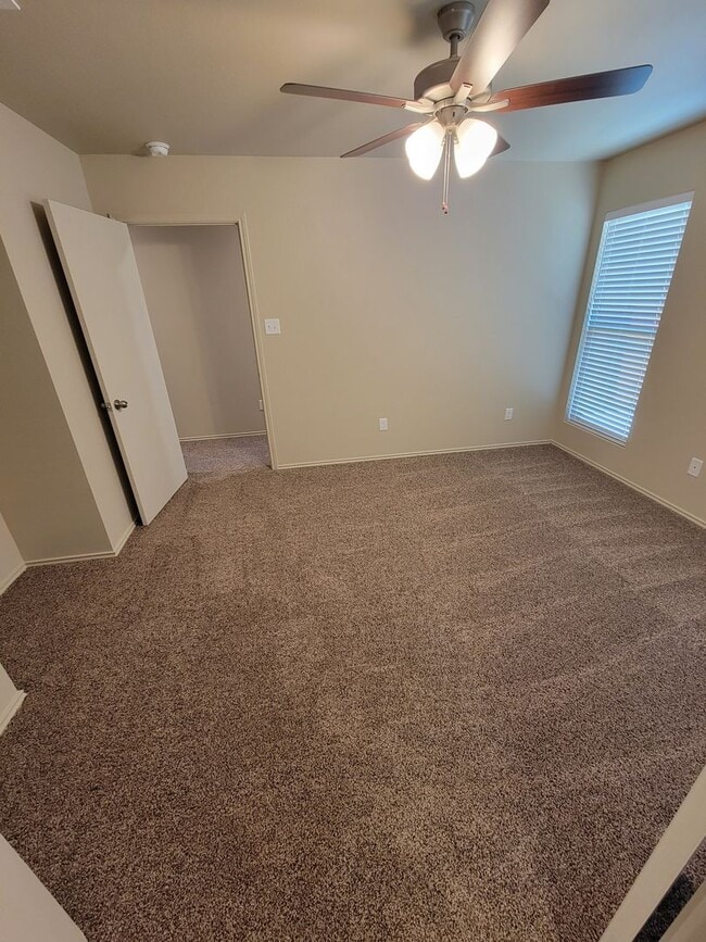 Building Photo - Bryan -3 bedroom / 2 bath / 2 car garage / Large fenced in back yard.