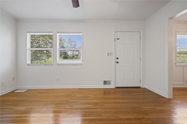 Building Photo - 2311 Robin Ln SE