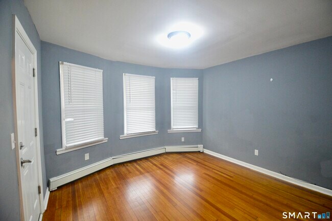 Building Photo - 807 Brewster St