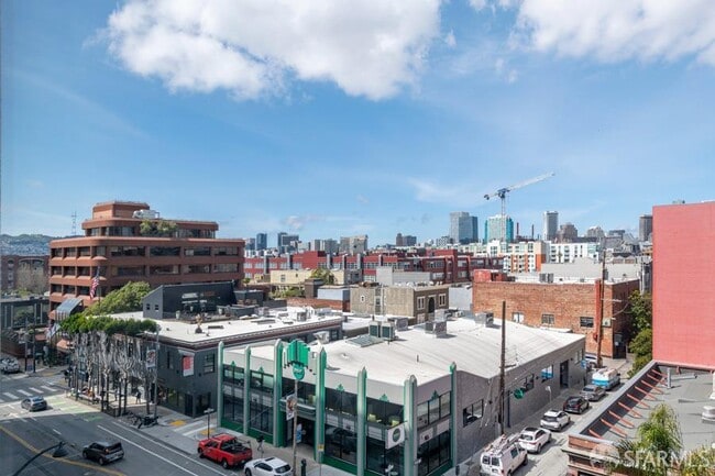 Building Photo - 250 King St