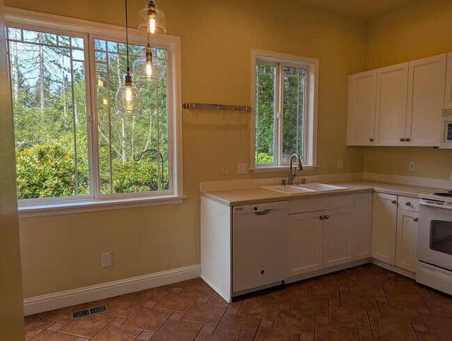Building Photo - Modern 2-Bed, 2-Bath Condo in Klahanie – E...