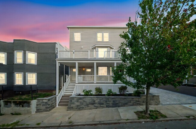 Primary Photo - 17 Bond St