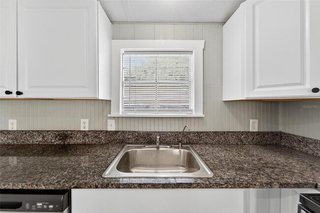 Building Photo - 39256 Lizabeth Cir