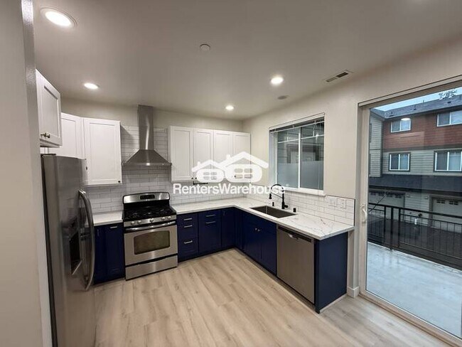 Building Photo - Modern condo, conveniently located!