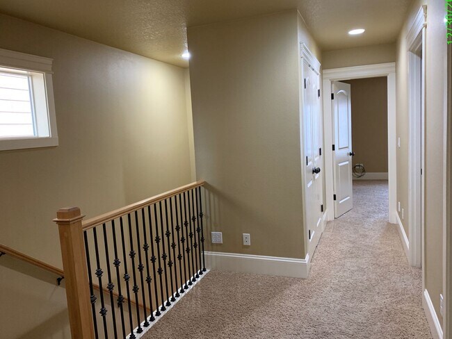 Building Photo - COMING SOON! GORGEOUS Townhome...  LOCATION , LOCATION near Peace Health Hospital