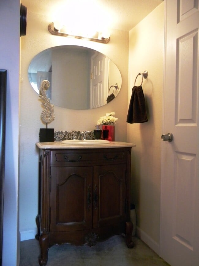 Building Photo - Beautiful Remodeled 3BR/2.5BA Home in Kent...