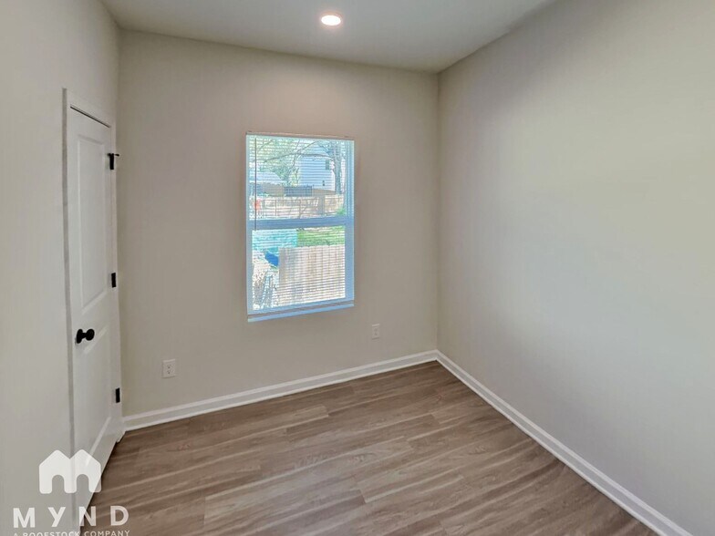 Building Photo - 1411 Lake St