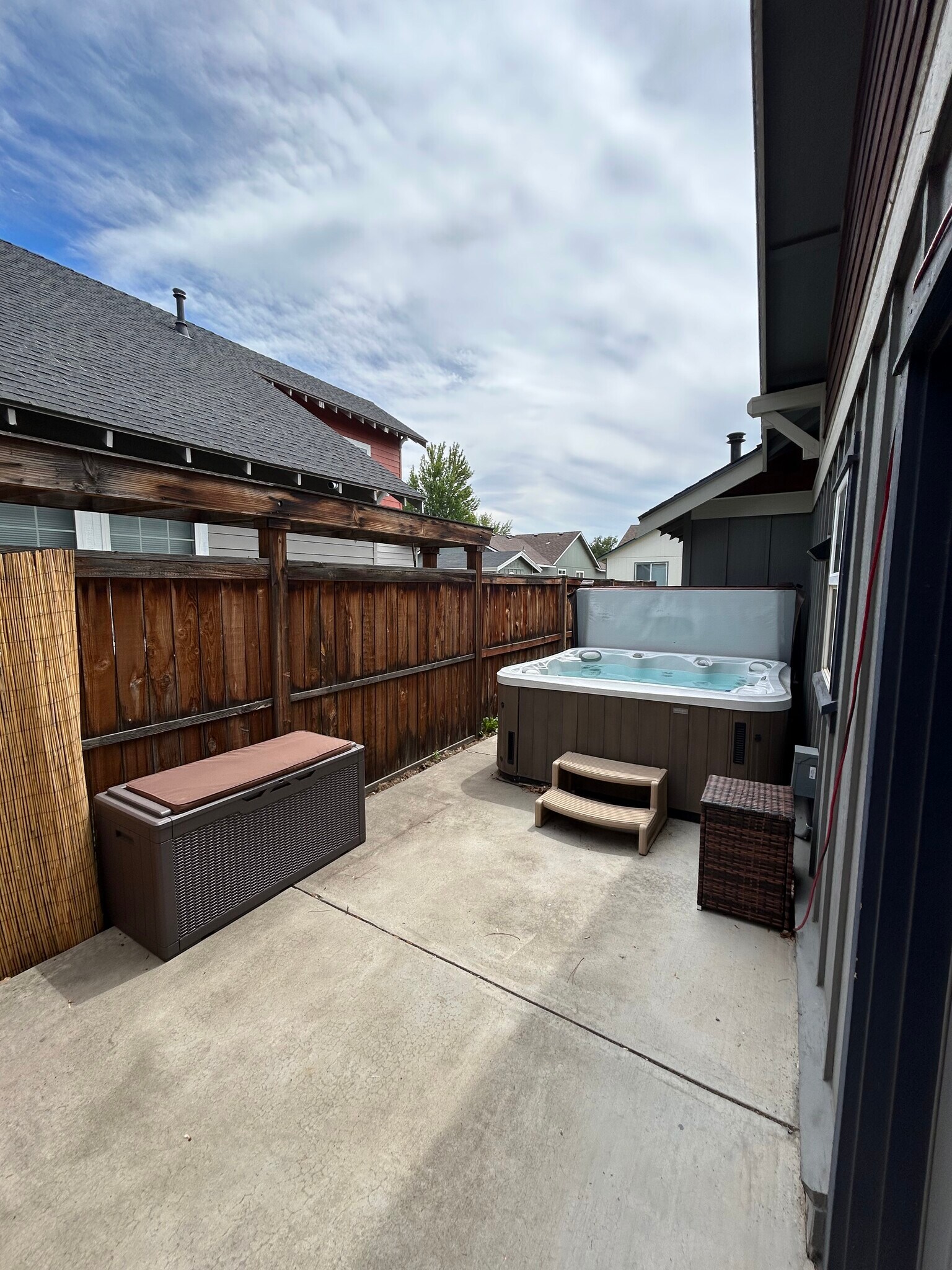 Building Photo - 21365 Oakview Dr