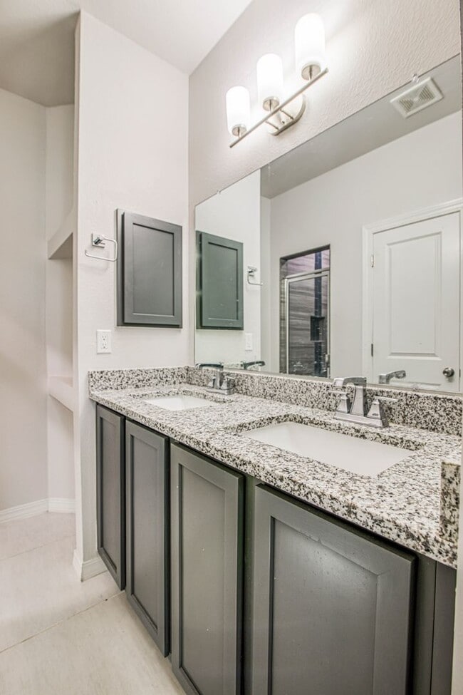 Building Photo - Beautiful  House 3 beds/3 baths. This Prop...
