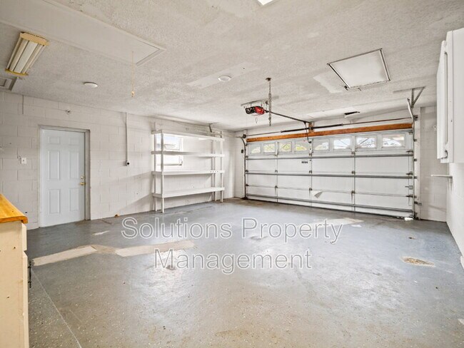 Building Photo - 905 Lisa Dr