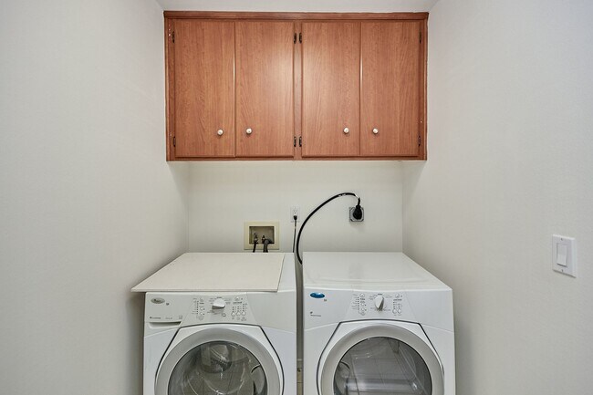 Building Photo - Spacious 2 Bed 2 Bath Condominium In K-Town