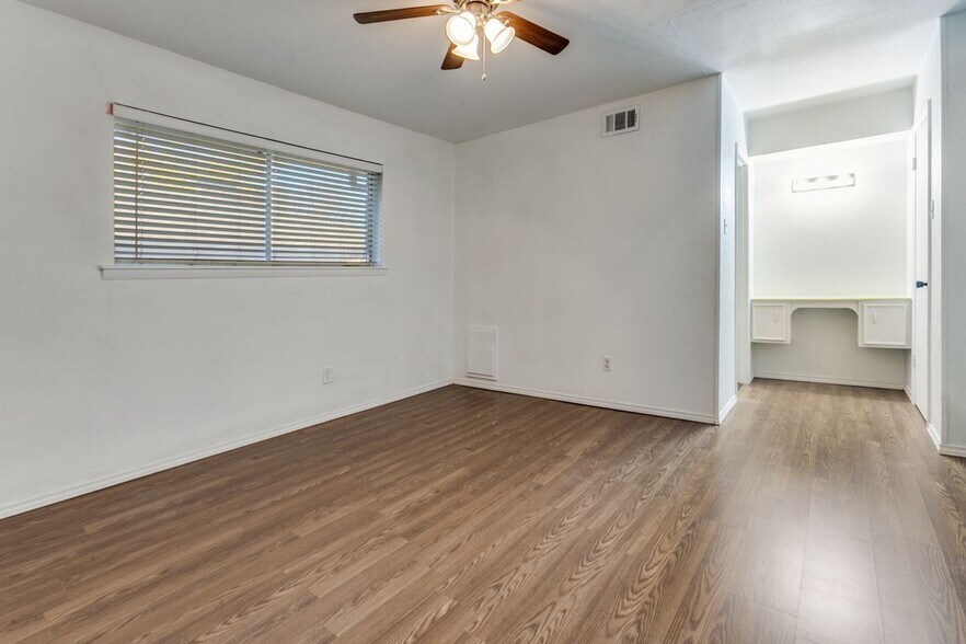 Building Photo - 7621 Dentcrest Dr