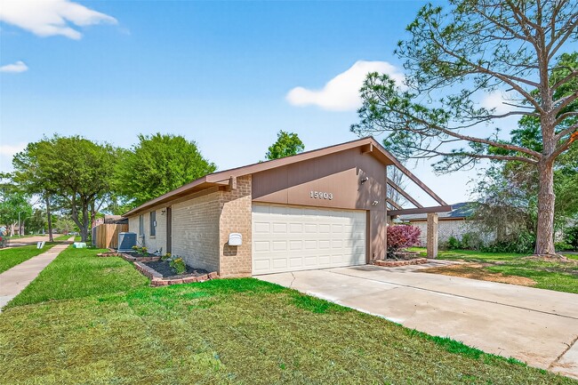 Building Photo - 15903 Hickory Knoll Dr