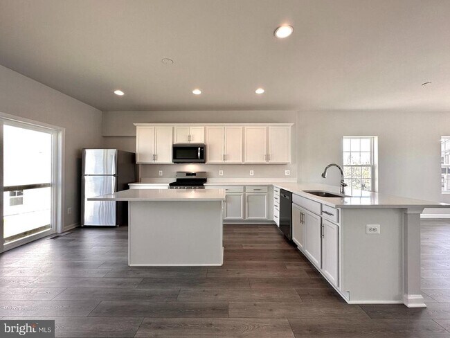 Building Photo - 526 Parkland Dr
