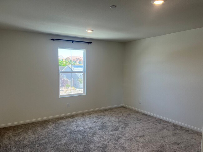 Building Photo - Lake Elsinore 5 Bedroom